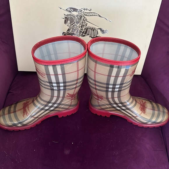 Authentic Burberry boots - Picture 8 of 11